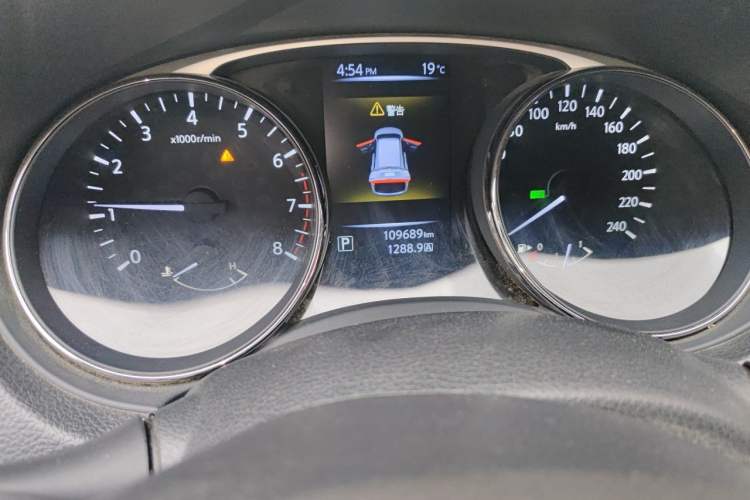 Used Nissan X-Trail 2015 2.0L CVT Comfort MAX Edition 2WD Odometer Close Up