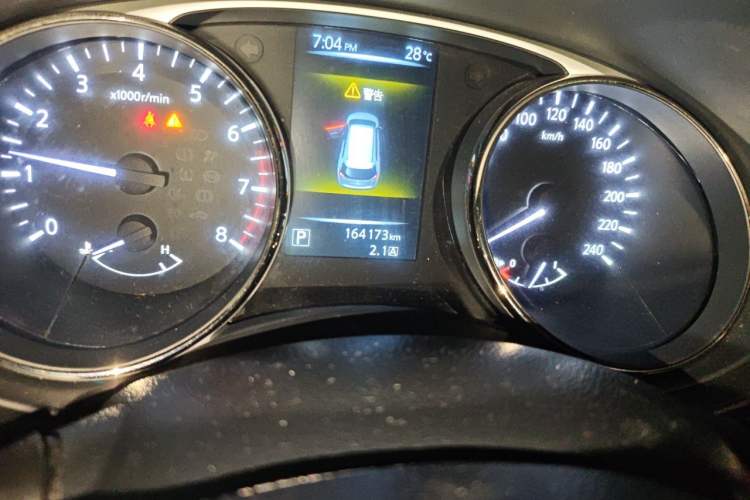 Used Nissan X-Trail 2015 2.0L CVT Comfort MAX Edition 2WD Odometer Close Up
