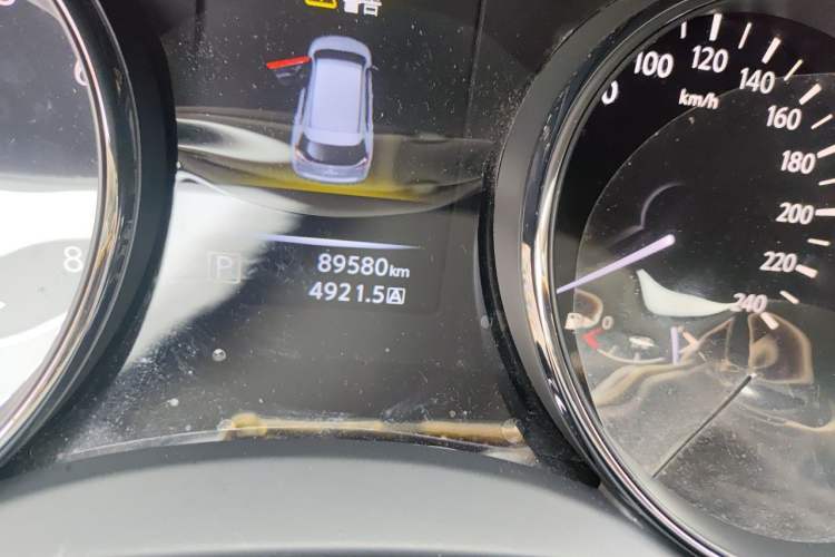 Used Nissan X-Trail 2015 2.0L CVT Comfort MAX Edition 2WD Odometer Close Up