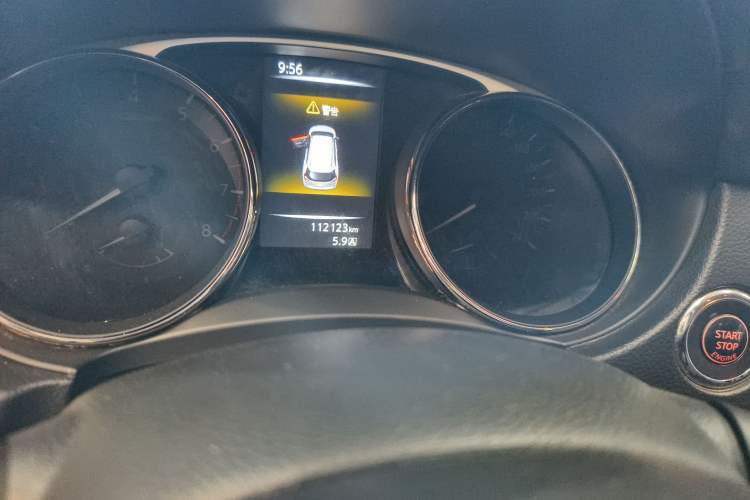 Used Nissan X-Trail 2015 2.0L CVT Comfort MAX Edition 2WD Odometer Close Up