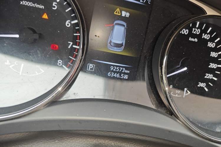 Used Nissan X-Trail 2015 2.0L CVT Comfort MAX Edition 2WD Odometer Close Up