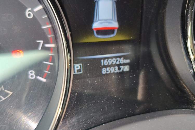 Used Nissan X-Trail 2015 2.0L CVT Comfort MAX Edition 2WD Odometer Close Up