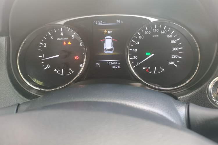 Used Nissan X-Trail 2015 2.0L CVT Comfort MAX Edition 2WD Odometer Close Up