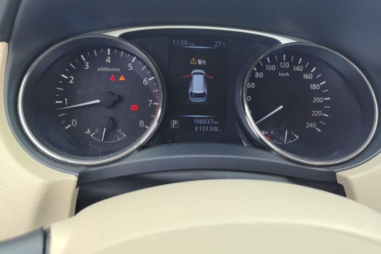 Used Nissan X-Trail 2015 2.0L CVT Comfort MAX Edition 2WD Odometer Close Up