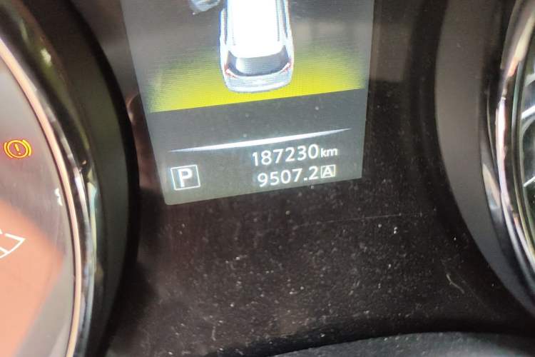 Used Nissan X-Trail 2015 2.0L CVT Comfort MAX Edition 2WD Odometer Close Up