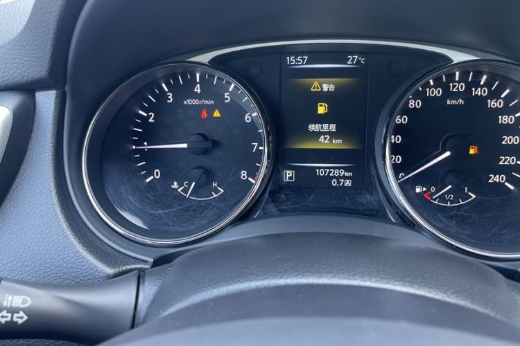 Used Nissan X-Trail 2015 2.0L CVT Comfort MAX Edition 2WD Odometer Close Up