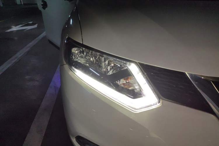 Used Nissan X-Trail 2015 2.0L CVT Comfort MAX Edition 2WD Right Front Headlight