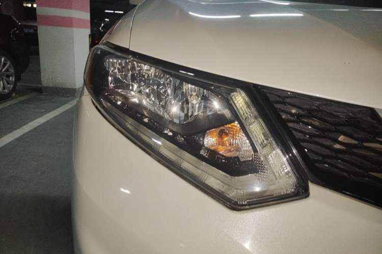 Used Nissan X-Trail 2015 2.0L CVT Comfort MAX Edition 2WD Right Front Headlight