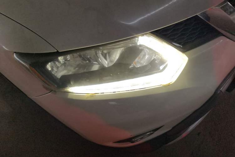 Used Nissan X-Trail 2015 2.0L CVT Comfort MAX Edition 2WD Right Front Headlight
