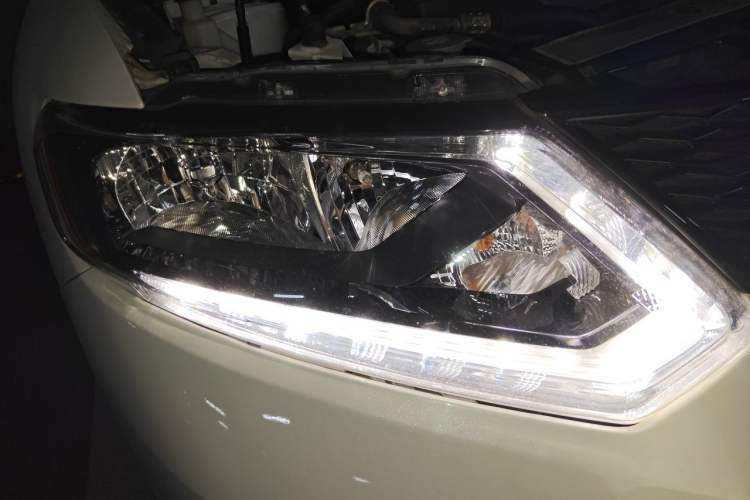 Used Nissan X-Trail 2015 2.0L CVT Comfort MAX Edition 2WD Right Front Headlight