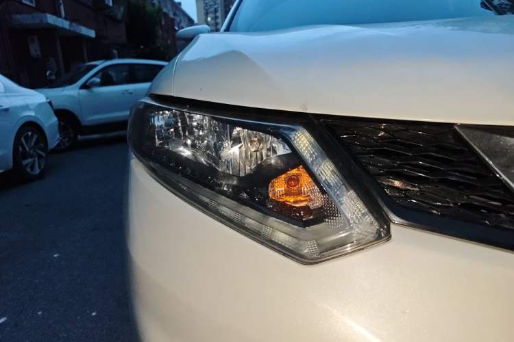 Used Nissan X-Trail 2015 2.0L CVT Comfort MAX Edition 2WD Right Front Headlight