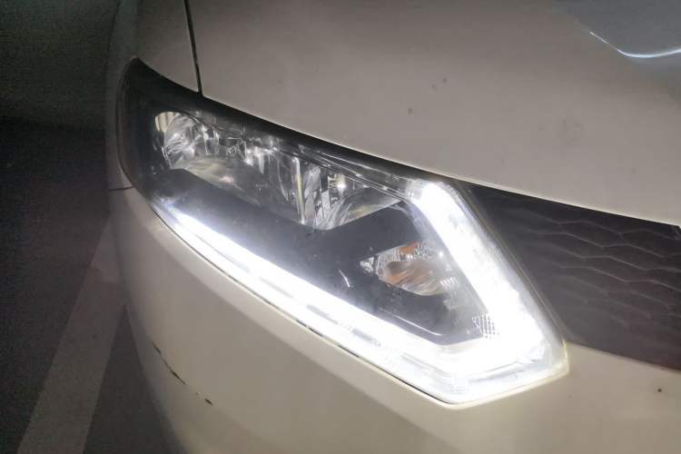 Used Nissan X-Trail 2015 2.0L CVT Comfort MAX Edition 2WD Right Front Headlight