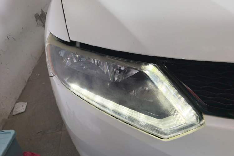 Used Nissan X-Trail 2015 2.0L CVT Comfort MAX Edition 2WD Right Front Headlight