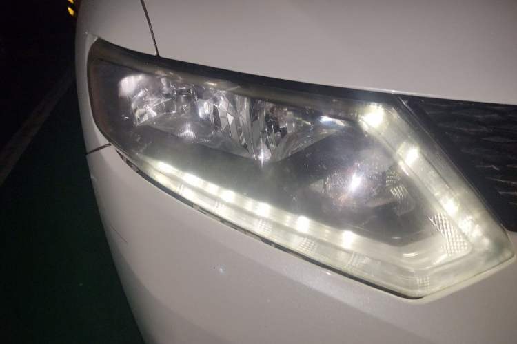 Used Nissan X-Trail 2015 2.0L CVT Comfort MAX Edition 2WD Right Front Headlight