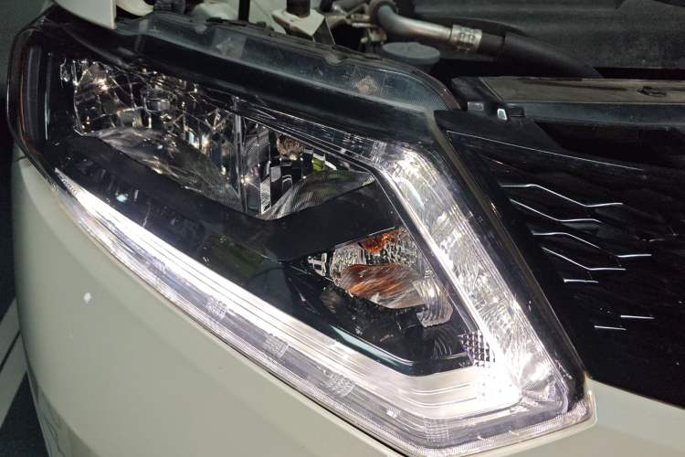 Used Nissan X-Trail 2015 2.0L CVT Comfort MAX Edition 2WD Right Front Headlight