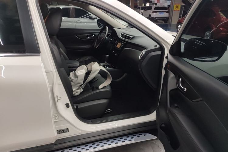 Used Nissan X-Trail 2015 2.0L CVT Comfort MAX Edition 2WD Right Front Seat