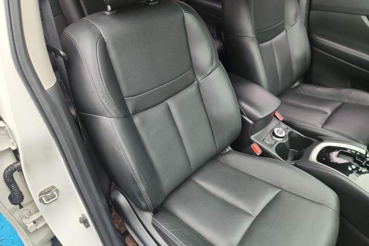 Used Nissan X-Trail 2015 2.5L CVT Leading MAX Edition 4WD Right Front Seat