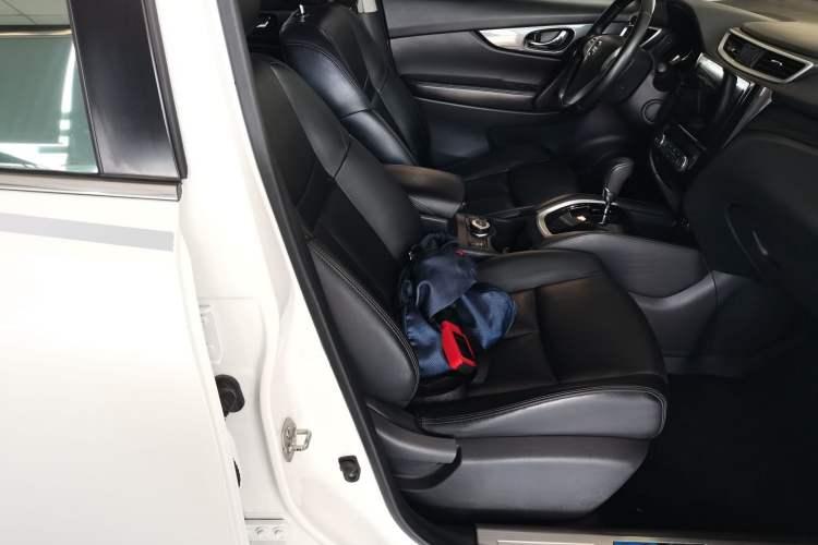 Used Nissan X-Trail 2015 2.5L CVT Leading MAX Edition 4WD Right Front Seat