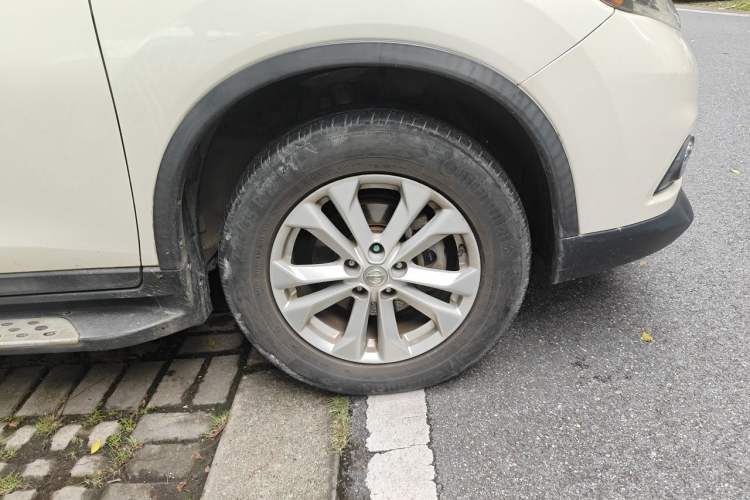 Used Nissan X-Trail 2015 2.0L CVT Comfort MAX Edition 2WD Right Front Wheel Hub