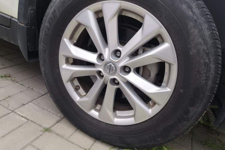 Used Nissan X-Trail 2015 2.5L CVT Leading MAX Edition 4WD Right Front Wheel Hub