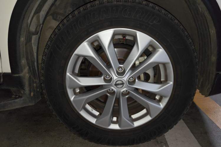 Used Nissan X-Trail 2015 2.0L CVT Comfort MAX Edition 2WD Right Front Wheel Hub