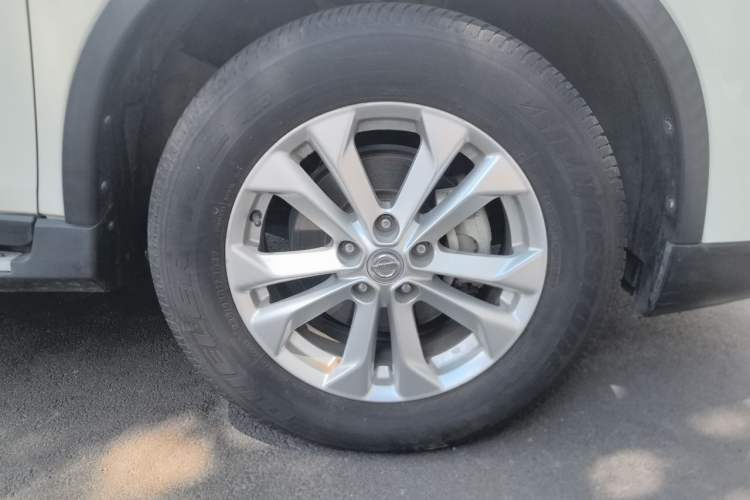 Used Nissan X-Trail 2015 2.5L CVT Leading MAX Edition 4WD Right Front Wheel Hub