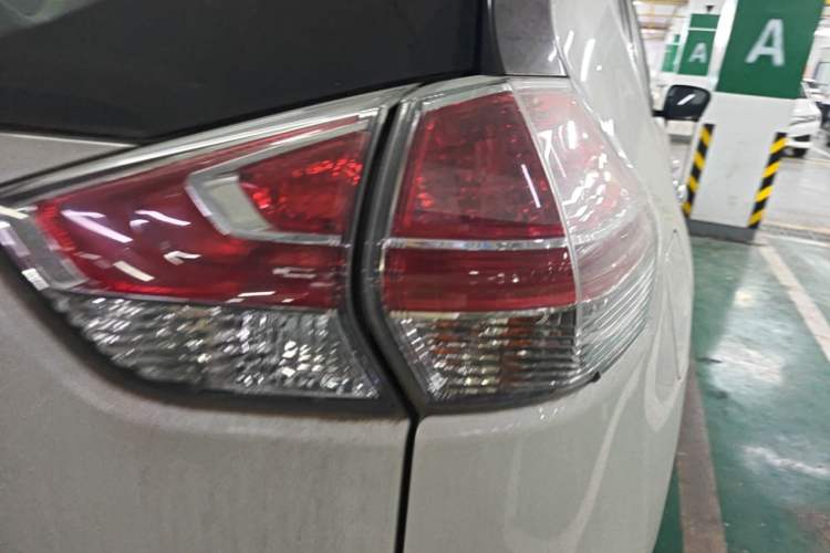 Used Nissan X-Trail 2015 2.0L CVT Comfort MAX Edition 2WD Right Rear Taillight