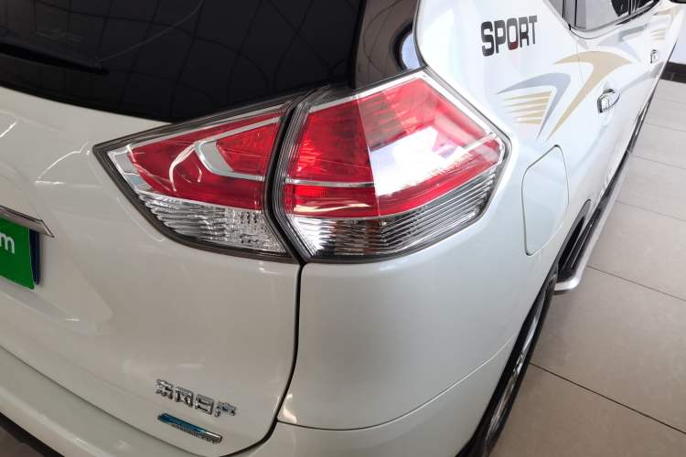 Used Nissan X-Trail 2015 2.5L CVT Leading MAX Edition 4WD Right Rear Taillight