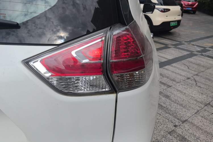 Used Nissan X-Trail 2015 2.5L CVT Leading MAX Edition 4WD Right Rear Taillight