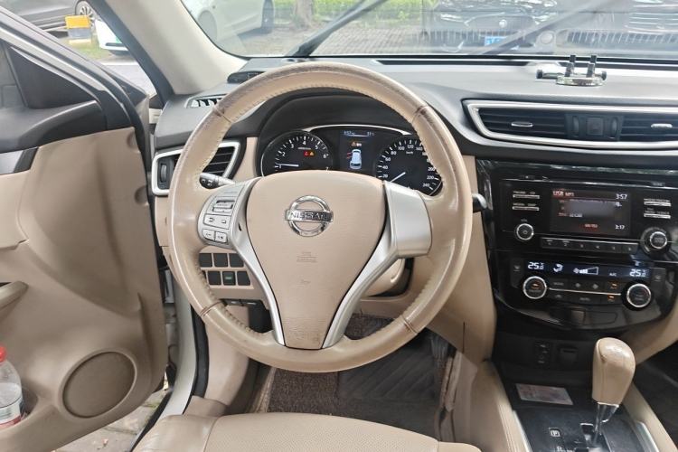 Used Nissan X-Trail 2015 2.0L CVT Comfort MAX Edition 2WD Steering Wheel