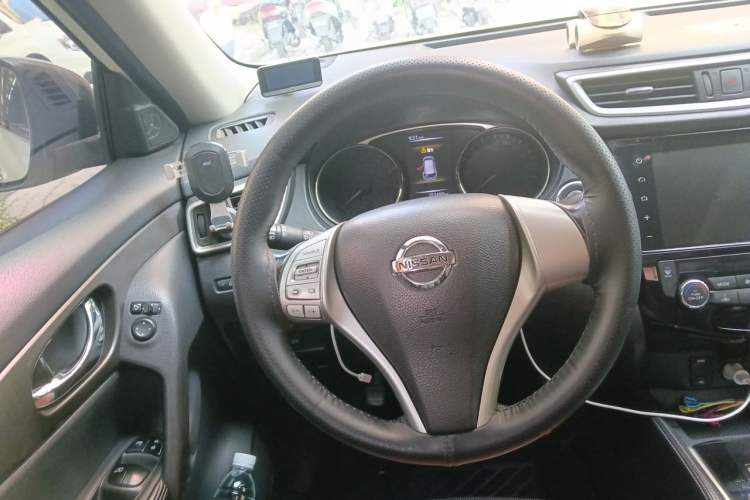 Used Nissan X-Trail 2015 2.0L CVT Comfort MAX Edition 2WD Steering Wheel