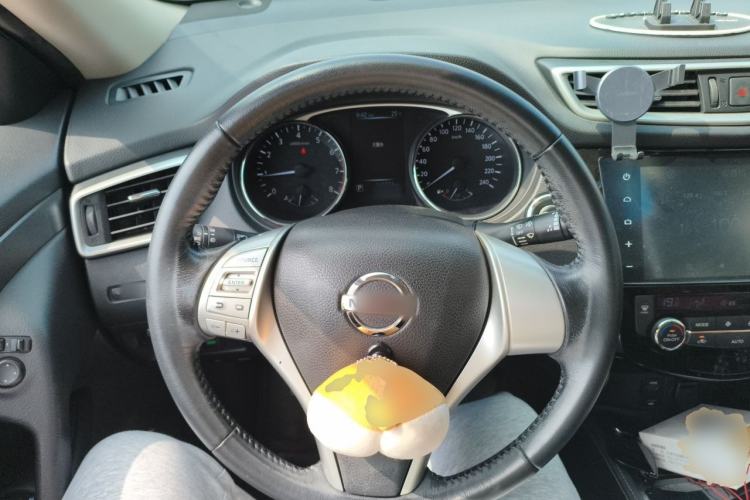 Used Nissan X-Trail 2015 2.0L CVT Comfort MAX Edition 2WD Steering Wheel