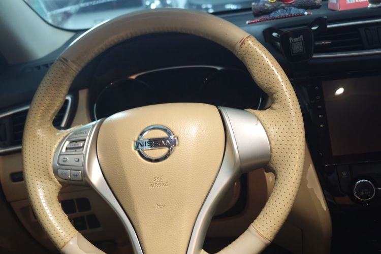 Used Nissan X-Trail 2015 2.0L CVT Comfort MAX Edition 2WD Steering Wheel