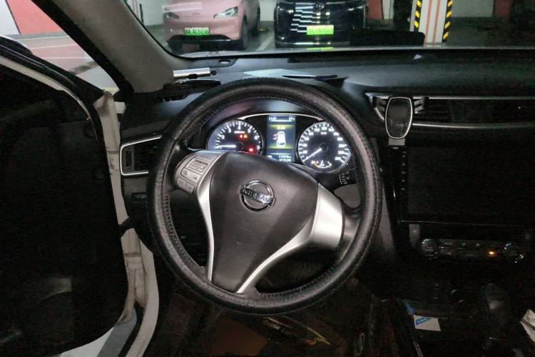 Used Nissan X-Trail 2015 2.0L CVT Comfort MAX Edition 2WD Steering Wheel