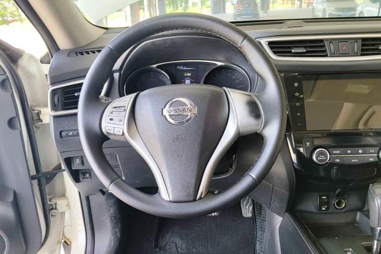 Used Nissan X-Trail 2015 2.0L CVT Comfort MAX Edition 2WD Steering Wheel