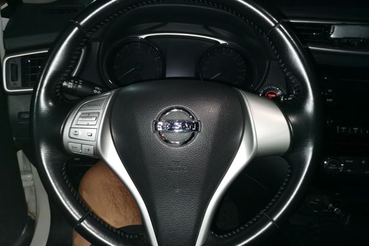 Used Nissan X-Trail 2015 2.0L CVT Comfort MAX Edition 2WD Steering Wheel