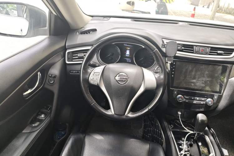 Used Nissan X-Trail 2015 2.0L CVT Comfort MAX Edition 2WD Steering Wheel