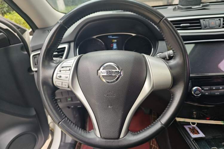 Used Nissan X-Trail 2015 2.0L CVT Comfort MAX Edition 2WD Steering Wheel