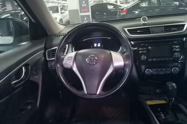 Used Nissan X-Trail 2015 2.0L CVT Comfort MAX Edition 2WD Steering Wheel