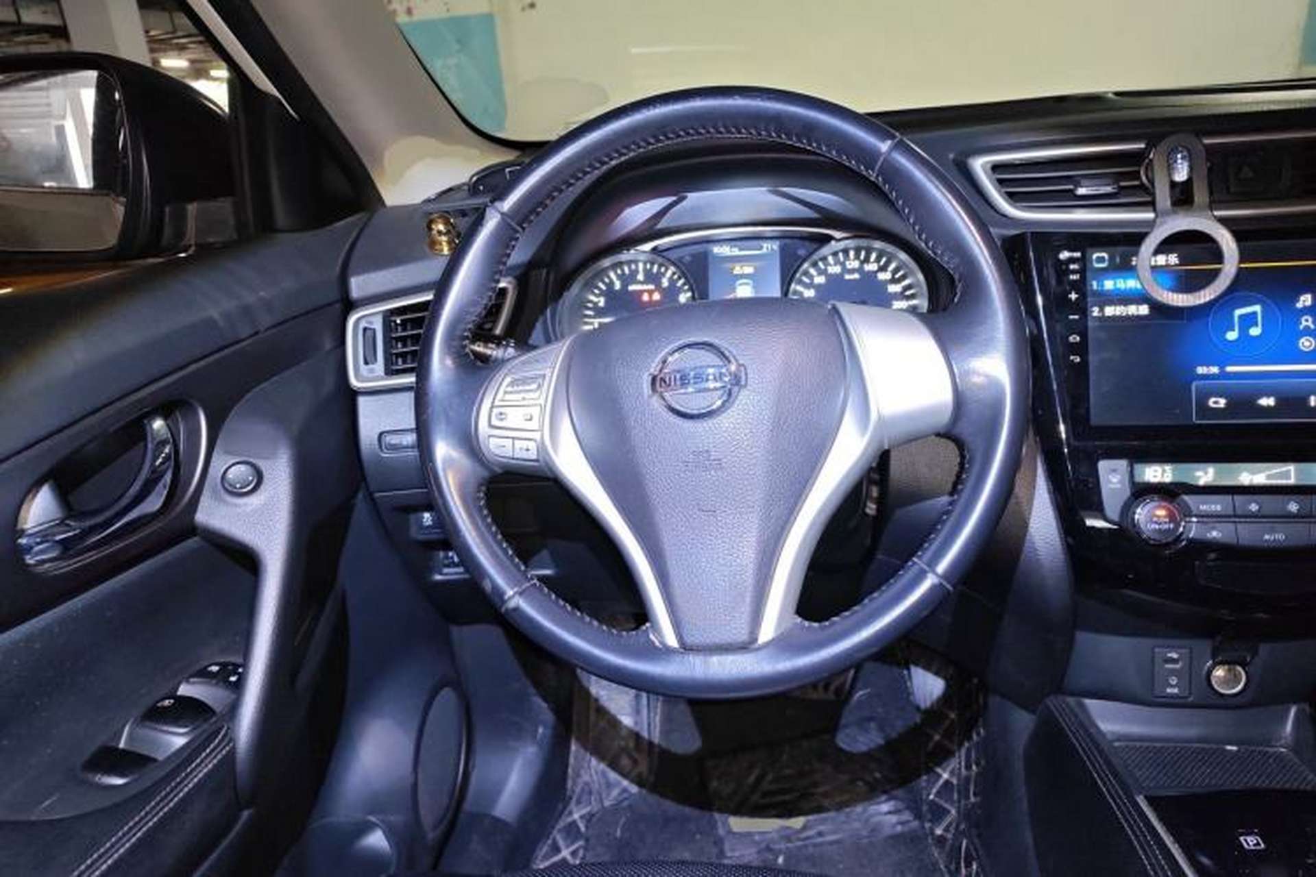 Used Nissan X-Trail 2015 2.0L CVT Comfort MAX Edition 2WD Steering Wheel
