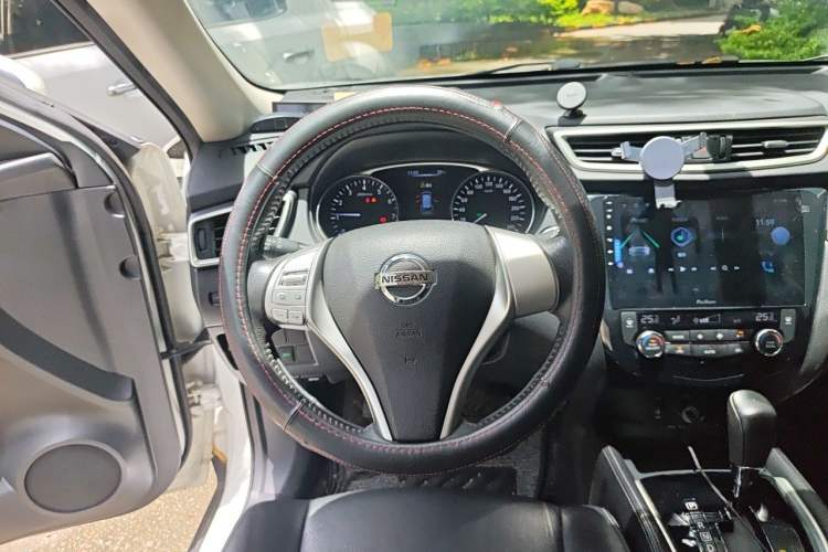 Used Nissan X-Trail 2015 2.0L CVT Comfort MAX Edition 2WD Steering Wheel