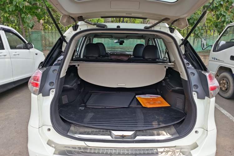 Used Nissan X-Trail 2015 2.0L CVT Comfort MAX Edition 2WD Trunk