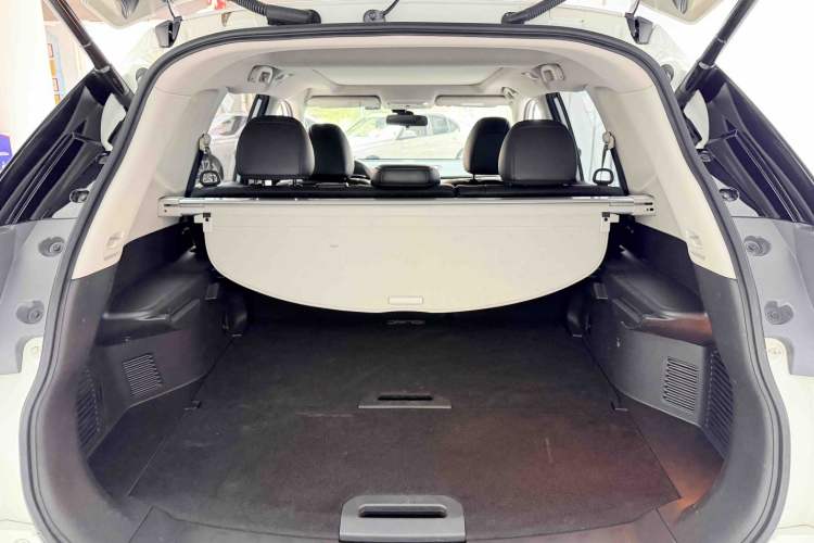 Used Nissan X-Trail 2015 2.5L CVT Leading MAX Edition 4WD Trunk