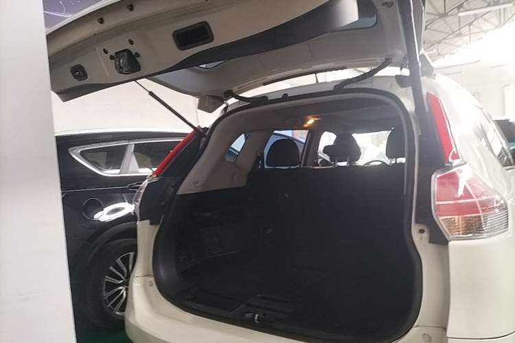 Used Nissan X-Trail 2015 2.0L CVT Comfort MAX Edition 2WD Trunk