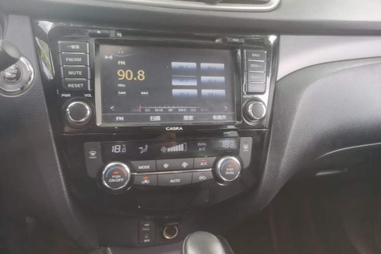 Used Nissan X-Trail 2015 2.0L CVT Comfort MAX Edition 2WD Audio And AC Panel