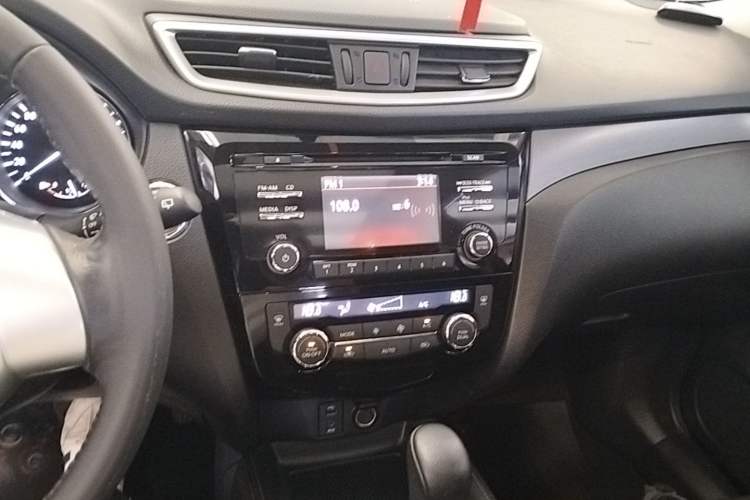 Used Nissan X-Trail 2015 2.0L CVT Comfort MAX Edition 2WD Audio And AC Panel