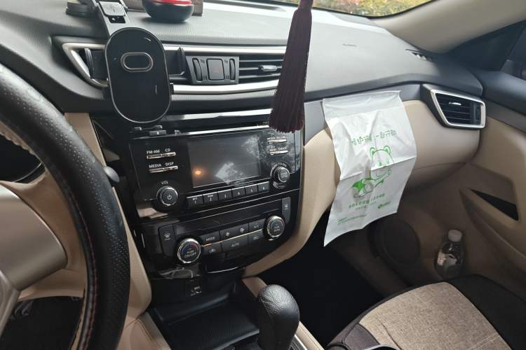 Used Nissan X-Trail 2015 2.0L CVT Comfort MAX Edition 2WD Audio And AC Panel