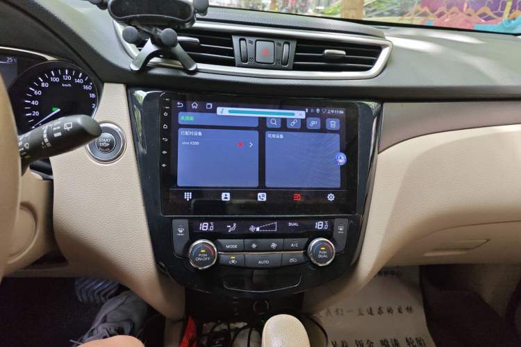 Used Nissan X-Trail 2015 2.0L CVT Comfort MAX Edition 2WD Audio And AC Panel