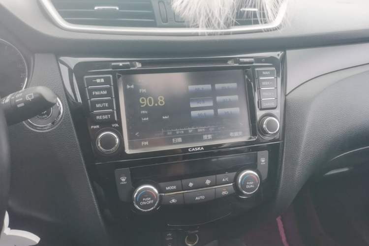 Used Nissan X-Trail 2015 2.0L CVT Comfort MAX Edition 2WD Audio And AC Panel