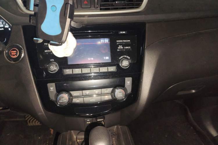 Used Nissan X-Trail 2015 2.0L CVT Comfort MAX Edition 2WD Audio And AC Panel